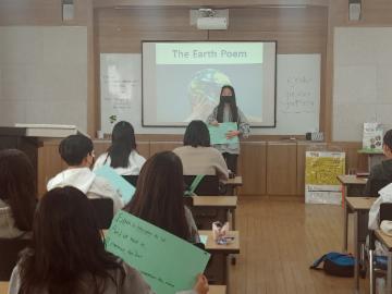 2023.4.1. Earth Poem 낭독 모습(Ms. Song's Class)  대표이미지